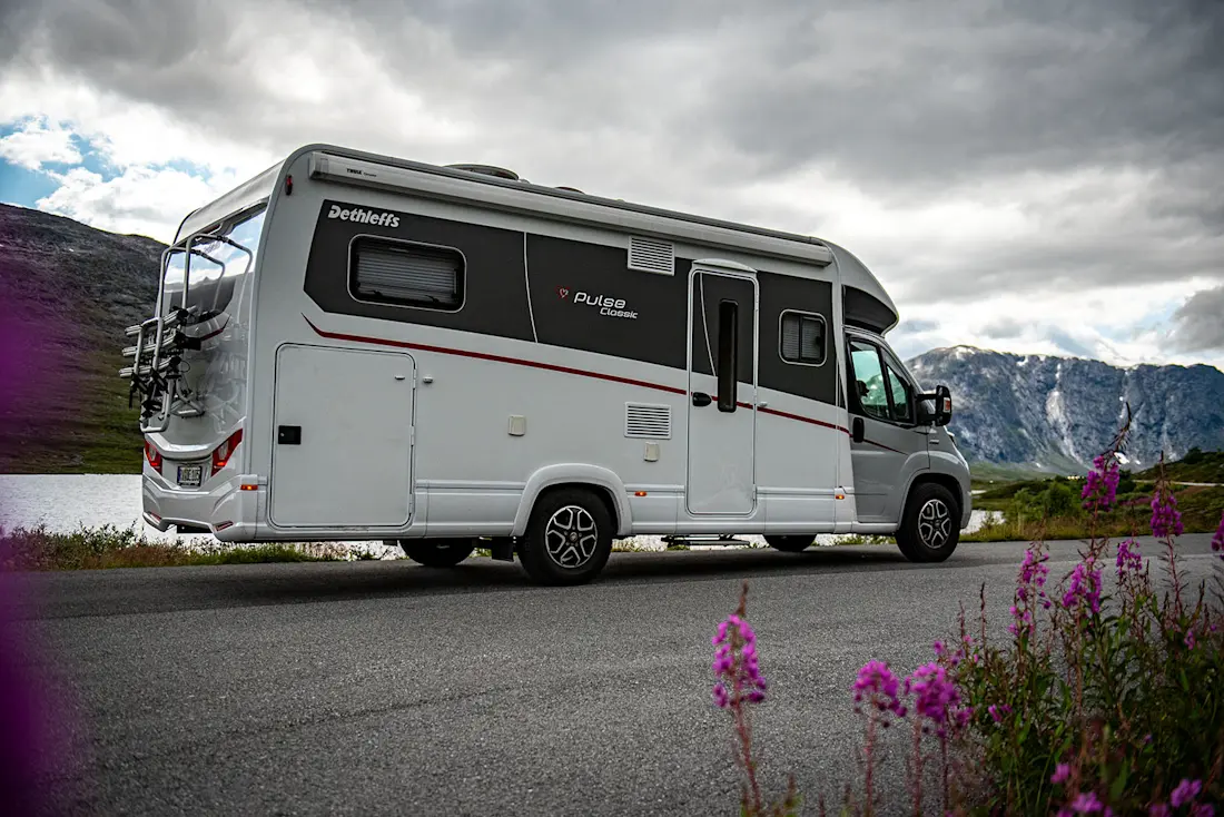 Alles drin, alles dran! Fahrräder können im optionalen Heckträger mitgeführt werden, die manuelle Markise schützt vor Sonne und Regen. Beides treibt allerdings auch das Gewicht des Fahrzeugs weiter nach oben.  Alles drin, alles dran! Fahrräder können im optionalen Heckträger mitgeführt werden, die manuelle Markise schützt vor Sonne und Regen. Beides treibt allerdings auch das Gewicht des Fahrzeugs weiter nach oben.