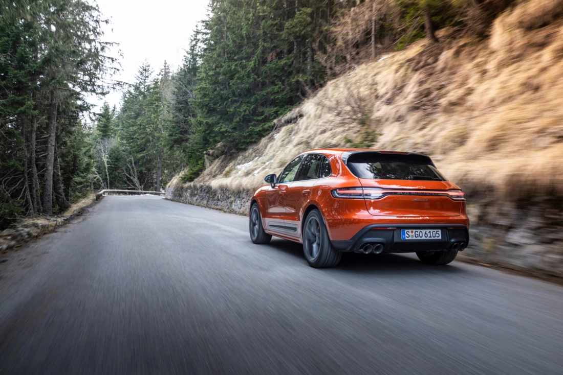 Porsche Macan T (2023) rijdend, achteraanzicht Porsche Macan T (2023) rijdend, achteraanzicht