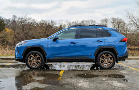 Editorial 2023 toyota rav4 xle hybrid 230619 03 sha