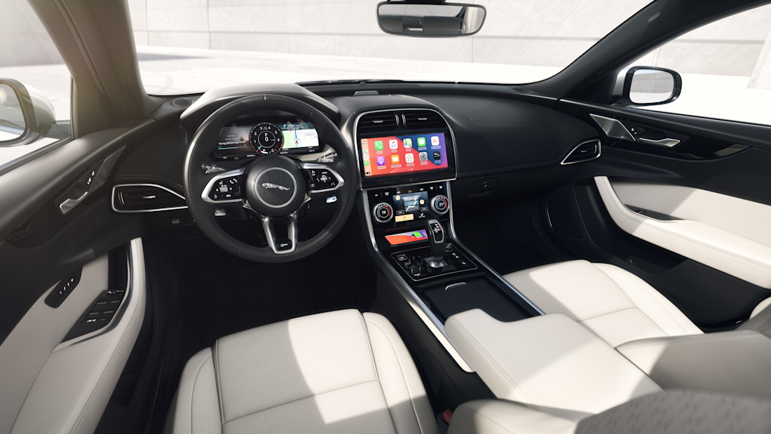 Jag_XE_22MY_05_Light_Oyster_Interior_Wireless_Apple_CarPlay_250821