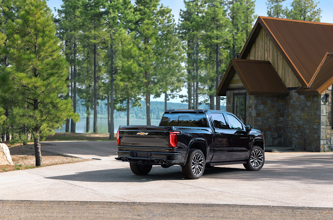 MY27_Chevrolet_Silverado_High Country_Rear.jpg