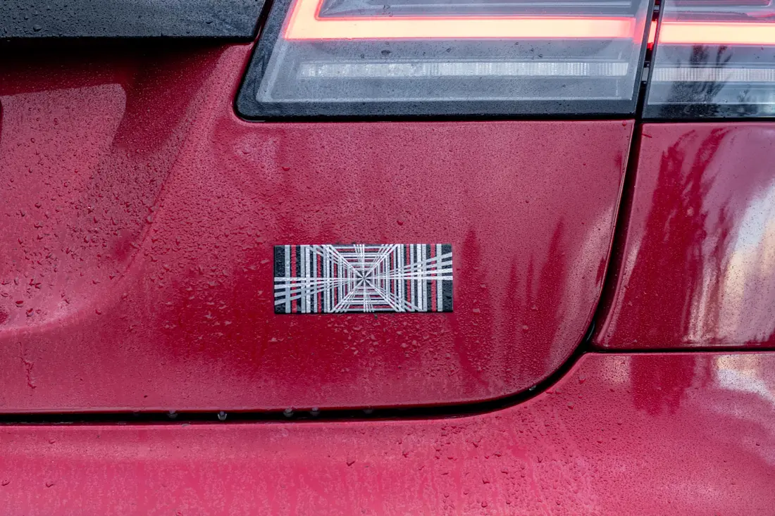 tesla-model-s-plaid-2026-logo
