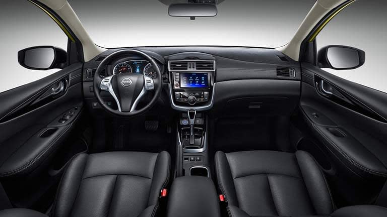 interiorul Nissan Tiida