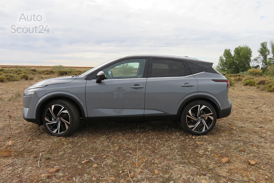 El Nissan Qashqai mide 4,4 metros de largo y parte de 24.600€. La gama llega a 39.000€ de precio de partida del más equipado.