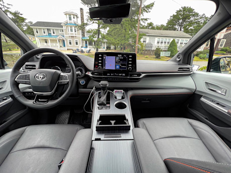 Editorial 2023 toyota sienna xse awd td 230908 26 msp