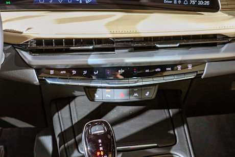 Editorial 2024 cadillac xt4 premium luxury p 230630 14 jm