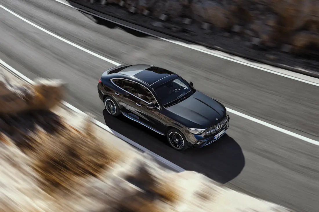Mercedes GLC Coupé (2023) rijdend, vooraanzicht Mercedes GLC Coupé (2023) rijdend, vooraanzicht