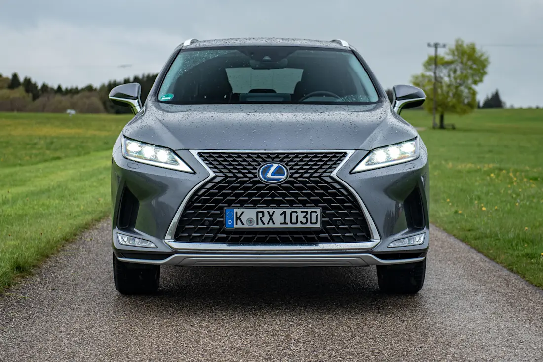 Massiger Grill, flankiert von serienmäßigen LED-Scheinwerfern. Inmitten ist das blau hinterlegte Lexus-Emblem zu sein - ein Indiz auf die Hybrid-Version.  Massiger Grill, flankiert von serienmäßigen LED-Scheinwerfern. Inmitten ist das blau hinterlegte Lexus-Emblem zu sein - ein Indiz auf die Hybrid-Version.