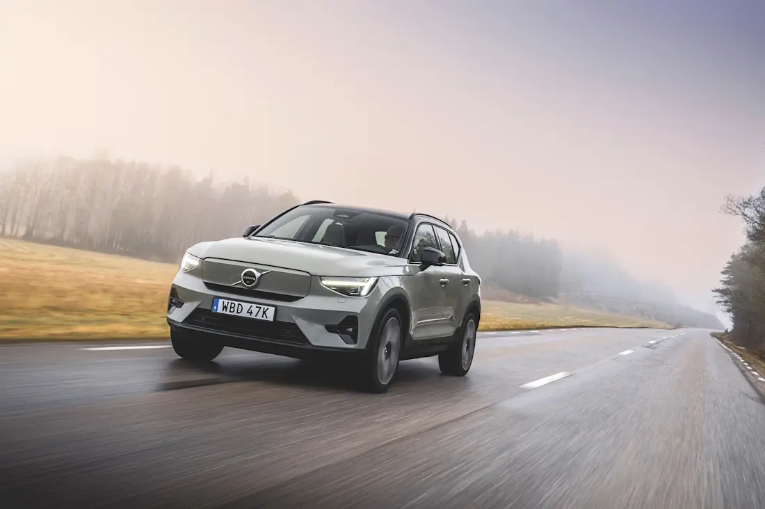"Thors Hämmer" als LED-Scheinwerfer zieren auch die Front des Volvo XC40 Recharge Pure Electric. Die Kühlermaske wurde bereits 2022 analog dem Coupé-Modell C40 geändert.  "Thors Hämmer" als LED-Scheinwerfer zieren auch die Front des Volvo XC40 Recharge Pure Electric. Die Kühlermaske wurde bereits 2022 analog dem Coupé-Modell C40 geändert.