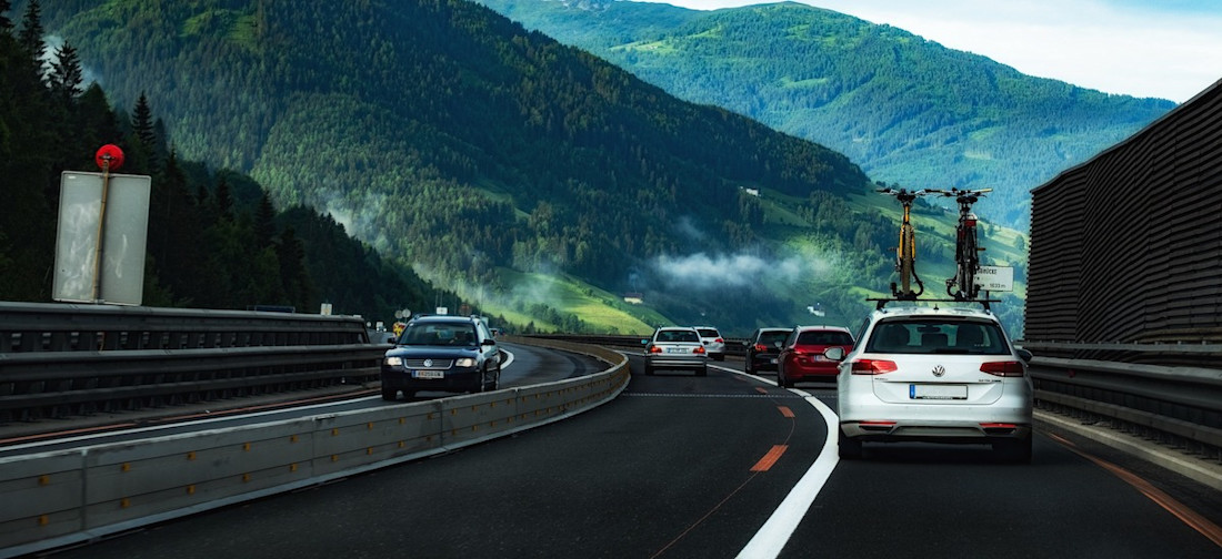 Tout arrive : une voiture de Google Street View s'écrase sur un pont trop bas
