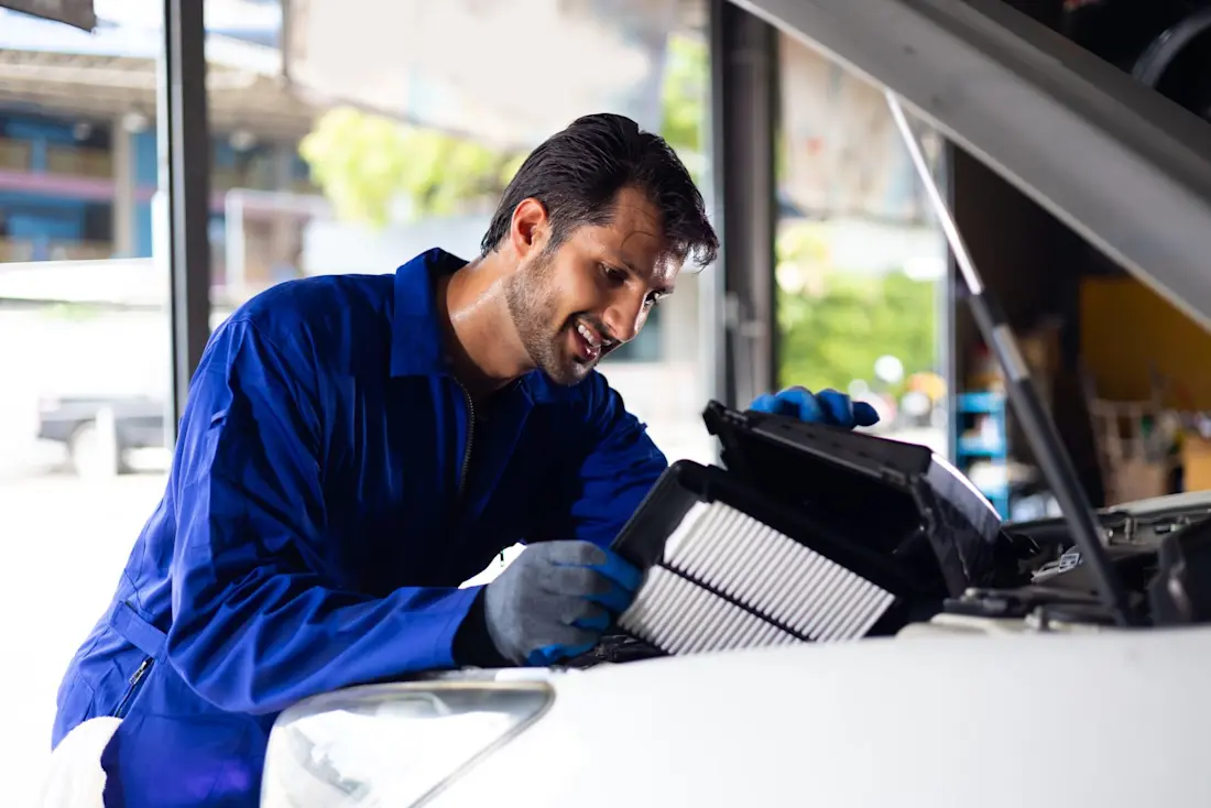 Mechaniker tauscht beim Service den Luftfilter