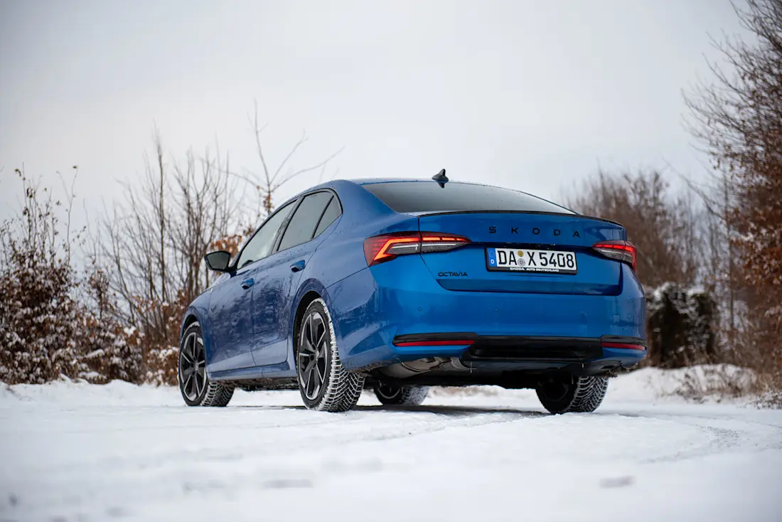 skoda-octavia-2025-limousine-seite-heckansicht
