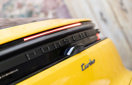 Editorial 2024 porsche macan turbo electric fd 240423 10 jw