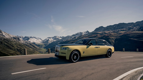 rolls-royce phantom ewb goldfinger