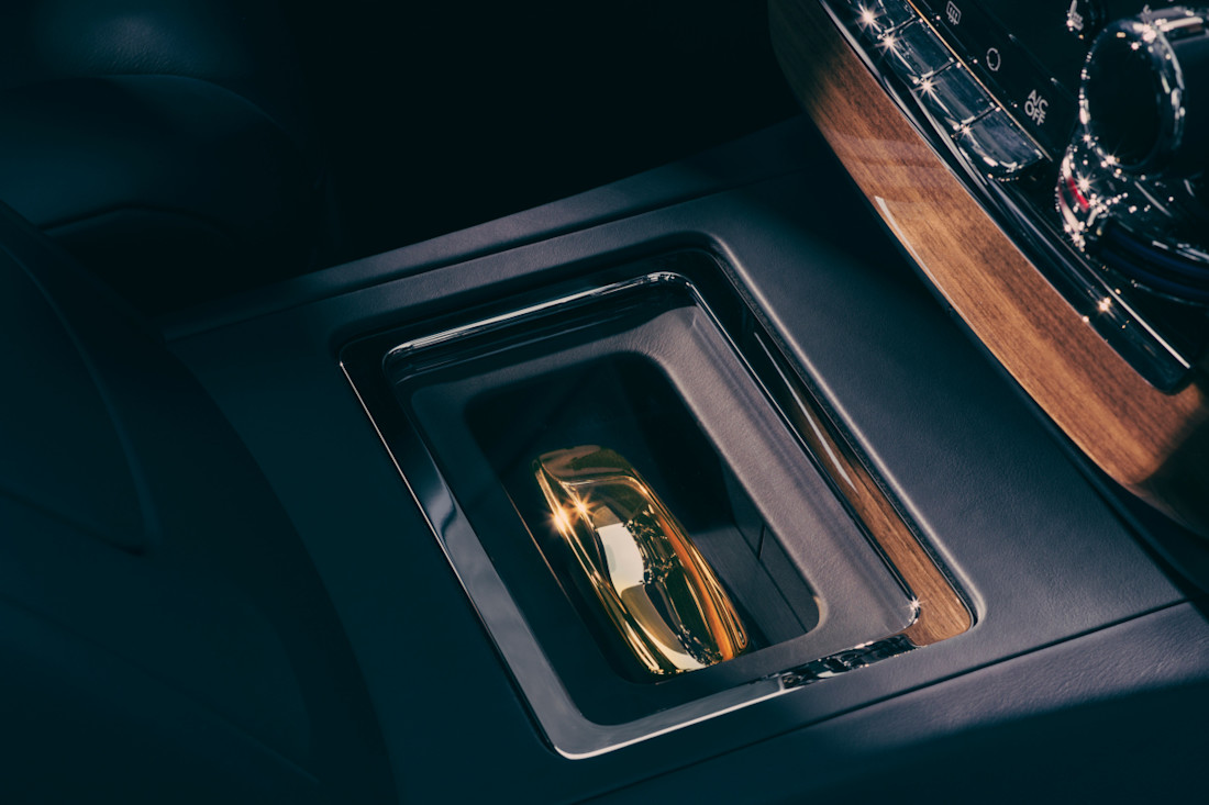 Rolls-Royce-Phantom-Goldfinger-2024 (7).jpg