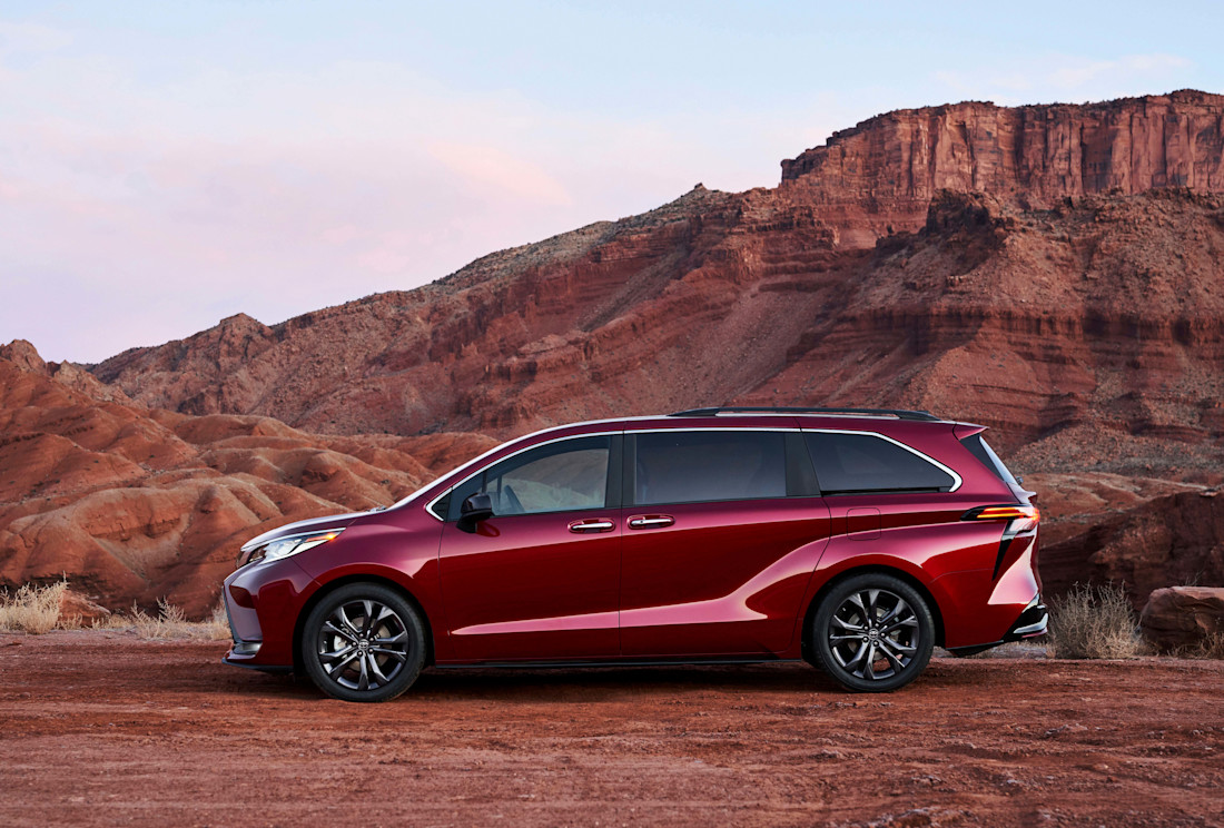 2022_Toyota_Sienna_XSE_Ruby-Flare-Pearl_003