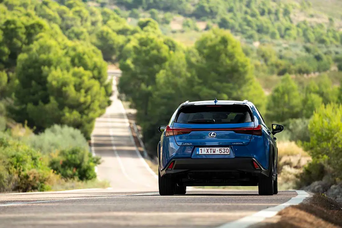 Lexus UX 300e rijdend achter