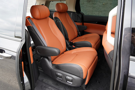 Duel de minifourgonnettes hybrides : la Kia Carnival se frotte à la Toyota Sienna Image