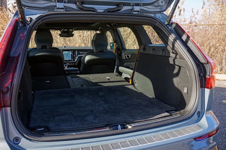 Editorial 2024 volvo v60 recharge t8 awd polestar engineered td 240227 33 jl