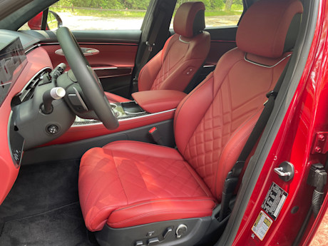 Editorial 2026 genesis gv70 35t sport awd fd pb 250405 26