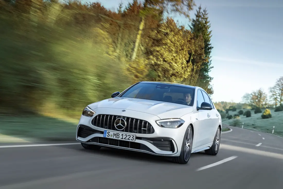 Mercedes-AMG C 43 (2023) rijdend, vooraanzicht Mercedes-AMG C 43 (2023) rijdend, vooraanzicht