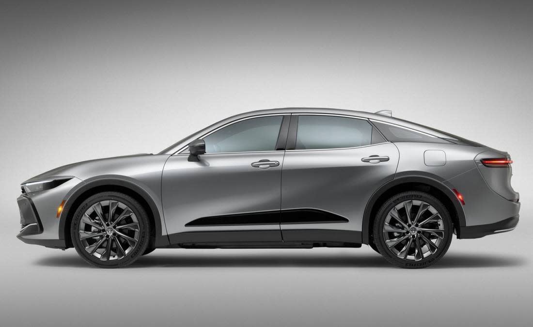 ggQvQRhm98qeHW09xDmQ9-f467447dcf26219cddfc5f114a5815e0-toyota-crown-side-1100