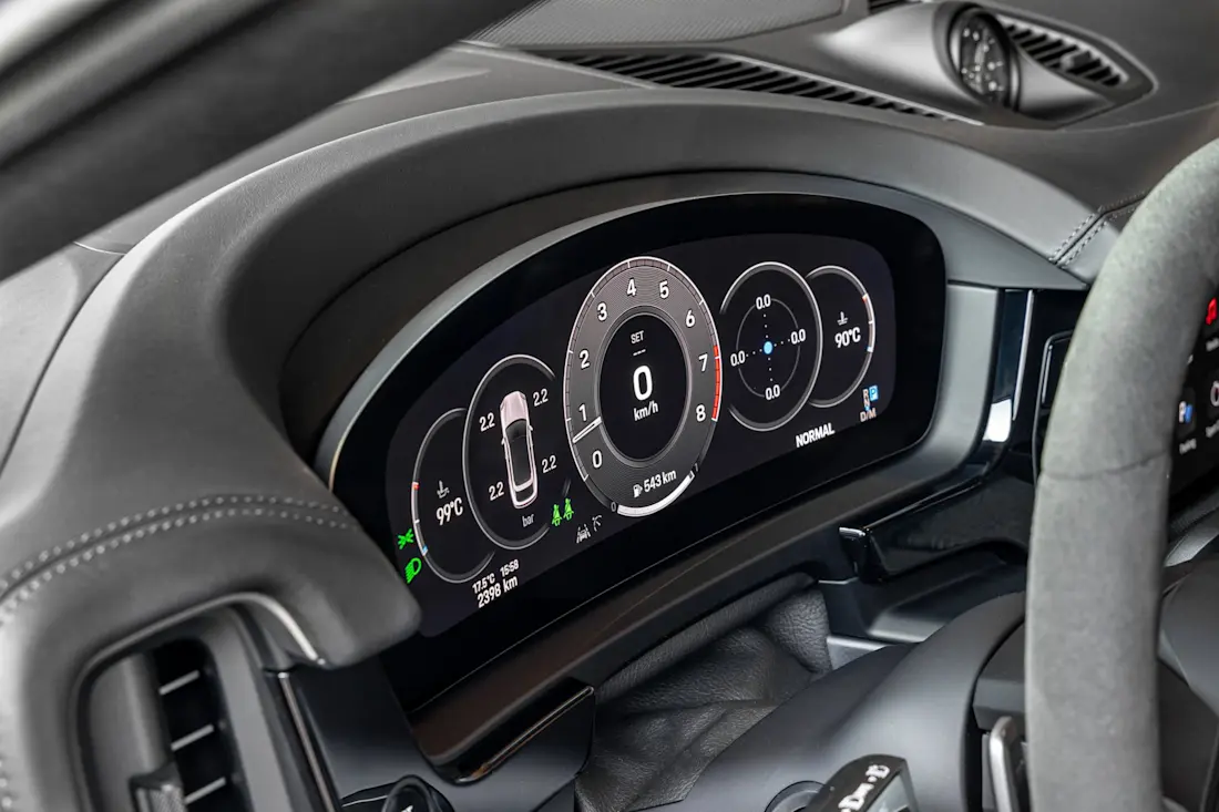 Rahmenlos, leicht gebogen und gut ablesbar präsentiert sich das neue 12,6-Zoll-Kombiinstrument. Der analoge Drehzahlmesser musste weichen.  Rahmenlos, leicht gebogen und gut ablesbar präsentiert sich das neue 12,6-Zoll-Kombiinstrument. Der analoge Drehzahlmesser musste weichen.