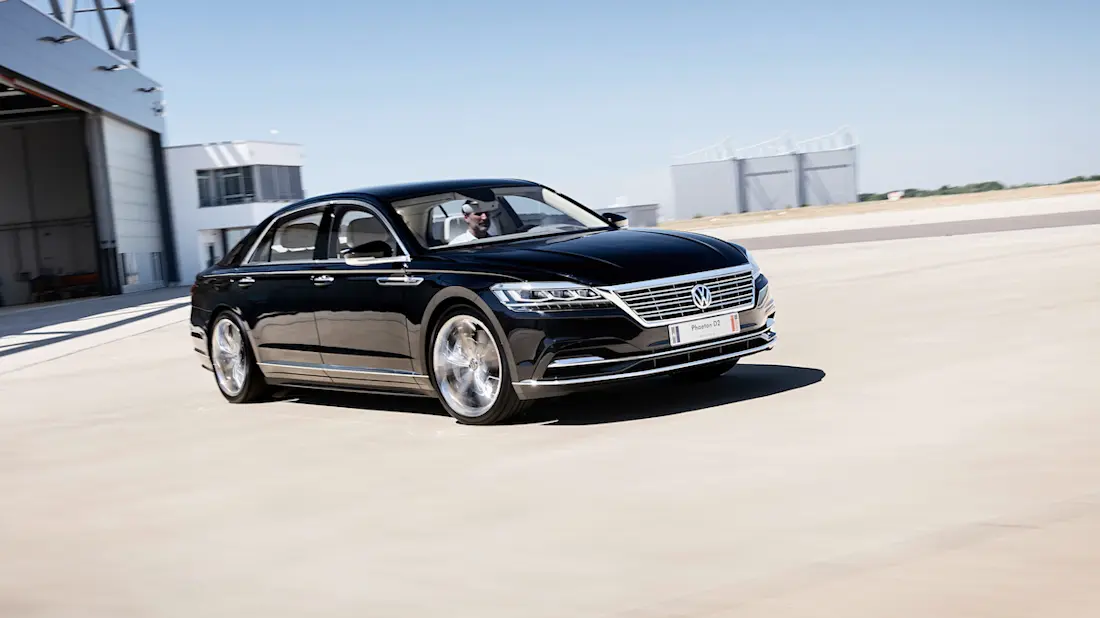 Volkswagen Phaeton (2022) rijdend, vooraanzicht Volkswagen Phaeton (2022) rijdend, vooraanzicht