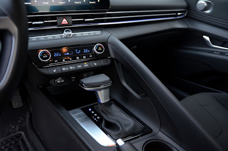 Hyundai Elantra 2024 : essai routier Body Image