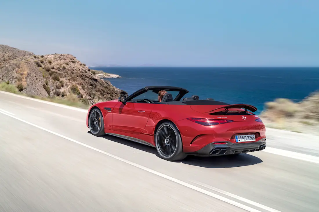 Mercedes-AMG SL (2022) rijdend, achteraanzicht Mercedes-AMG SL (2022) rijdend, achteraanzicht