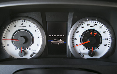 Editorial 2015 toyota sienna se v6 8 passenger fwd jw 12