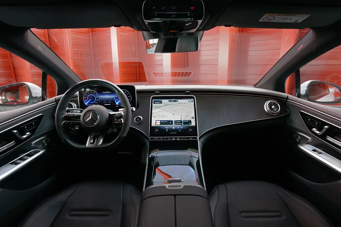 6 mercedes-amg-eqe-43-4matic-2022-cockpit