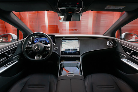 6 mercedes-amg-eqe-43-4matic-2022-cockpit