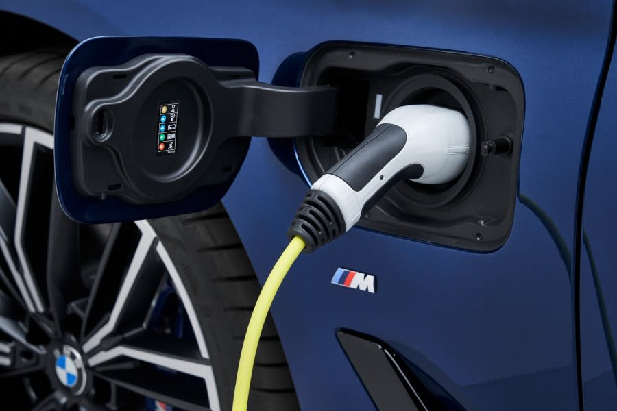 P90389041_highRes_the-new-bmw-530e-xdr (1).jpg