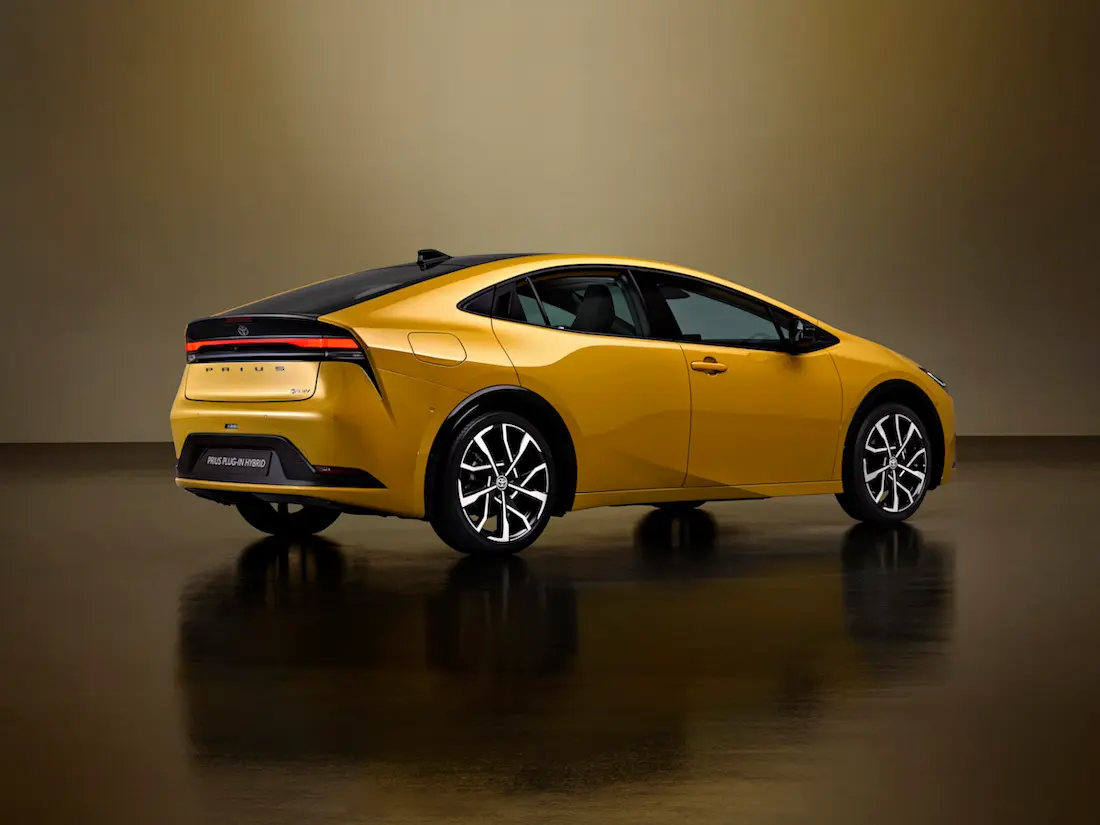 Toyota Prius (2022) statisch, achteraanzicht Toyota Prius (2022) statisch, achteraanzicht