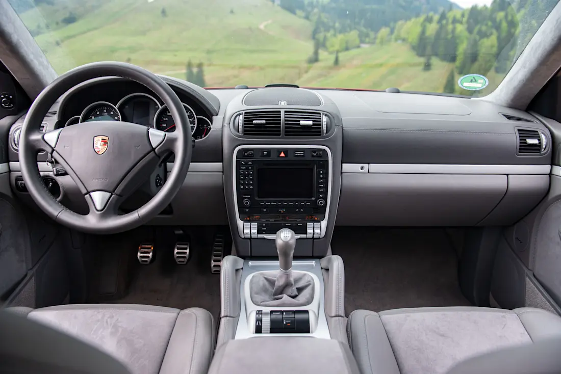 Aufgeräumte Sachlichkeit: Der Fokus beim ersten Cayenne lag auf der vorausliegenden Straße. Die DVD-Navigation war nur bei den teuren Turbo-Modellen Serie.  Aufgeräumte Sachlichkeit: Der Fokus beim ersten Cayenne lag auf der vorausliegenden Straße. Die DVD-Navigation war nur bei den teuren Turbo-Modellen Serie.