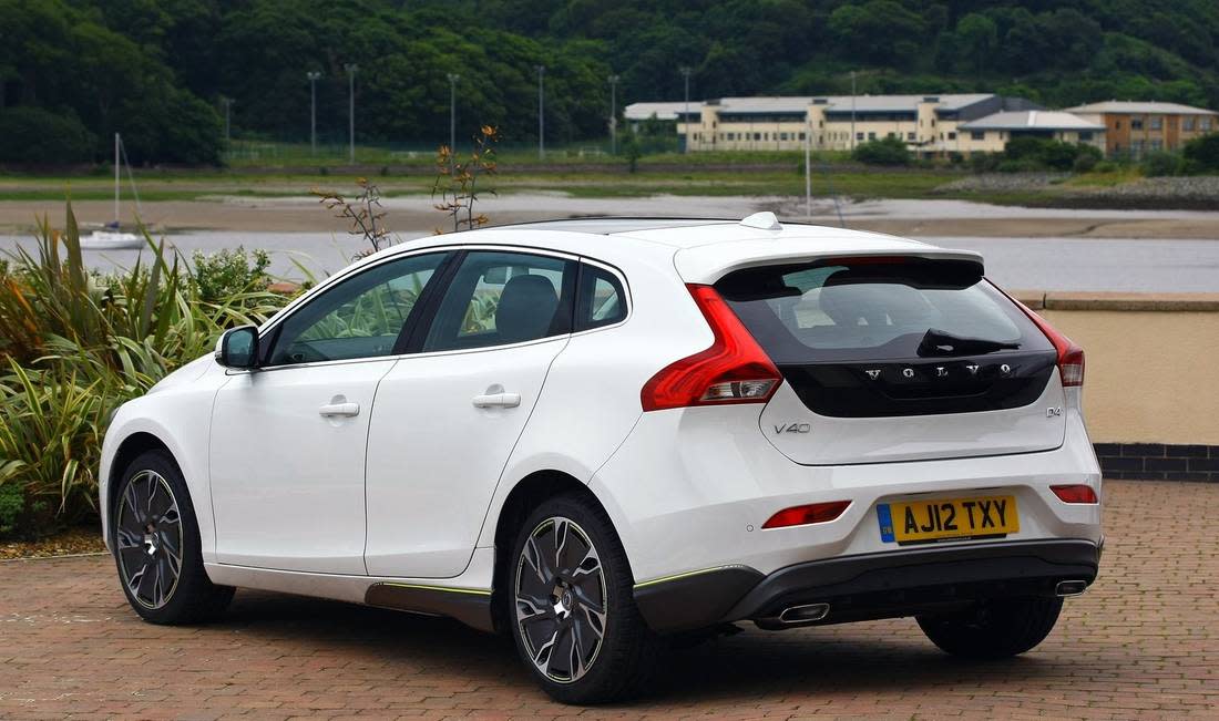 1Y3Wtfp02LB41p9vPANkTv-6e9e9e959c3c181b1d1d85c58f66036b-volvo-v40-back-1100