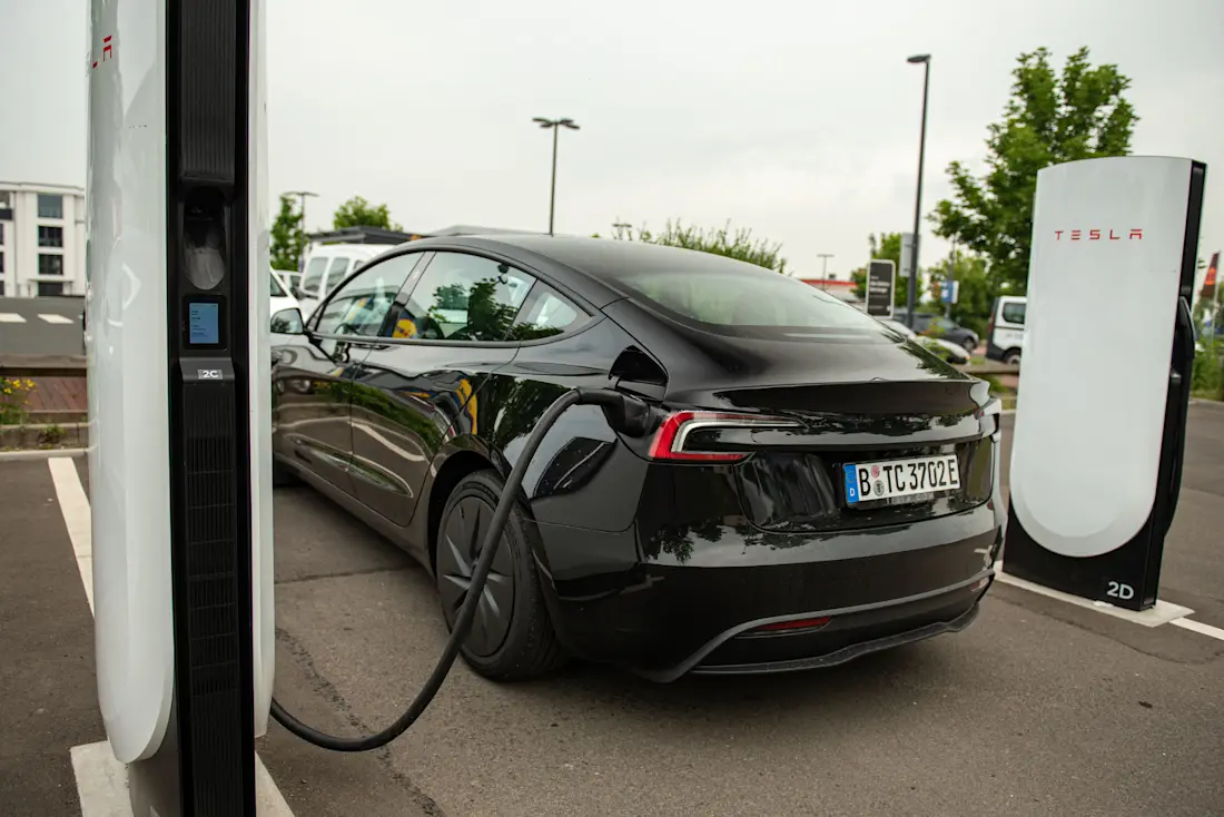 tesla-model-3-rwd-2026-laden