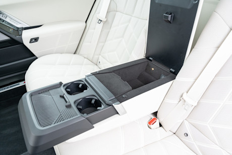 Editorial 2024 bmw 750e jw 15