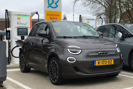 Batterij van Fiat 500e in vijf minuten vol dankzij oude Tesla-truc