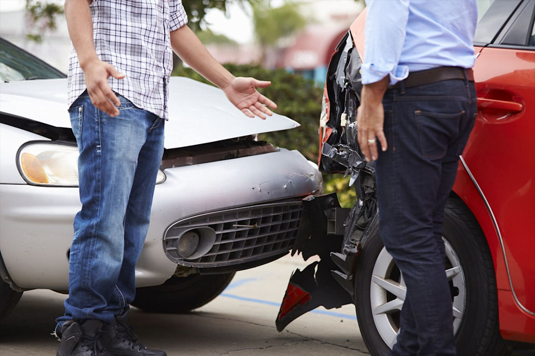 Wat te doen bij een auto-ongeluk en hoe verloopt de afwikkeling?