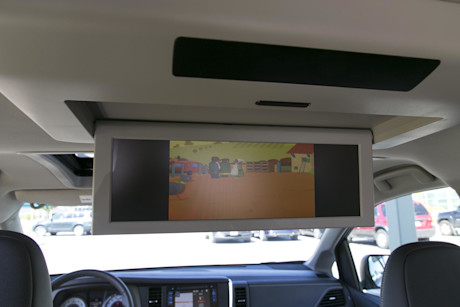 Editorial 2015 toyota sienna se v6 8 passenger fwd jw 15
