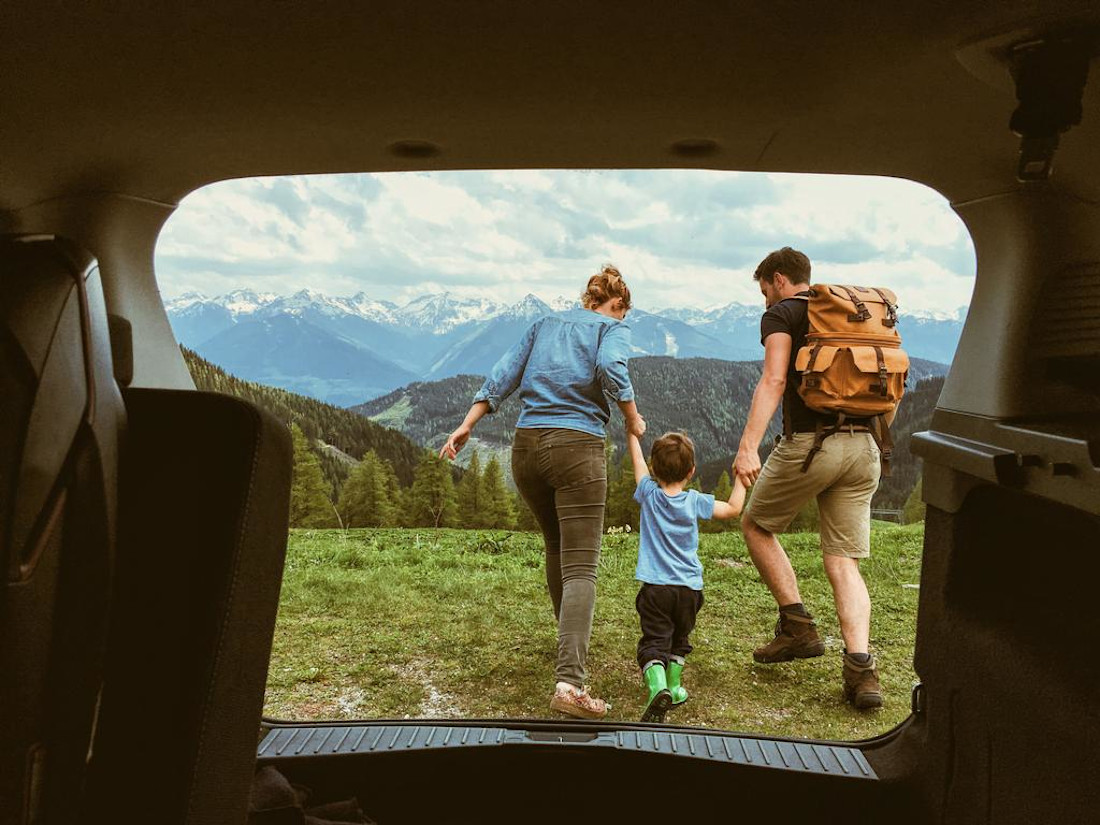 Urlaubsreise mit Kind: Das muss unbedingt mit ins Auto