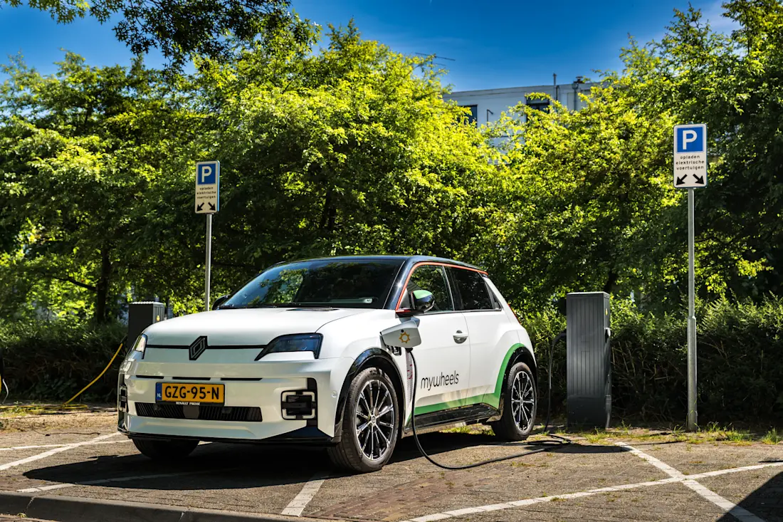 waarom-kijkt-de-hele-ev-wereld-naar-vijftig-renault-5s-in-utrecht-2025-05
