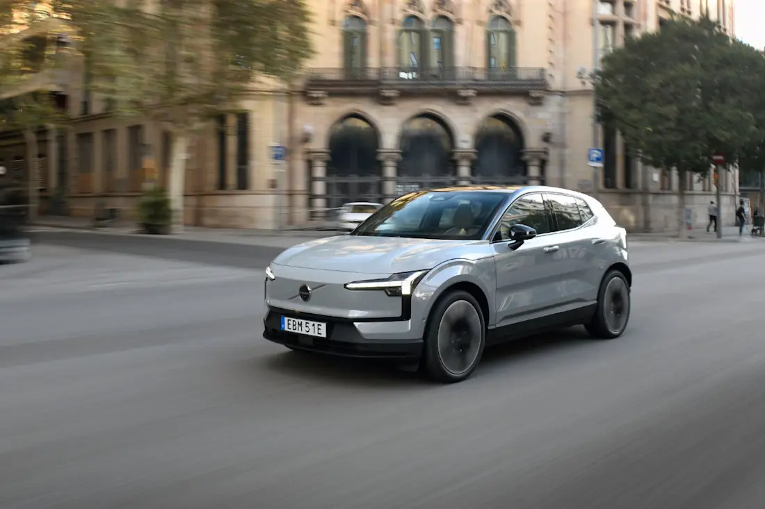  Klare Linien, wenig Schnörkel und die markanten LED-Scheinwerfer "Thors Hammer" prägen das Außenbild des neuen Volvo EX30.