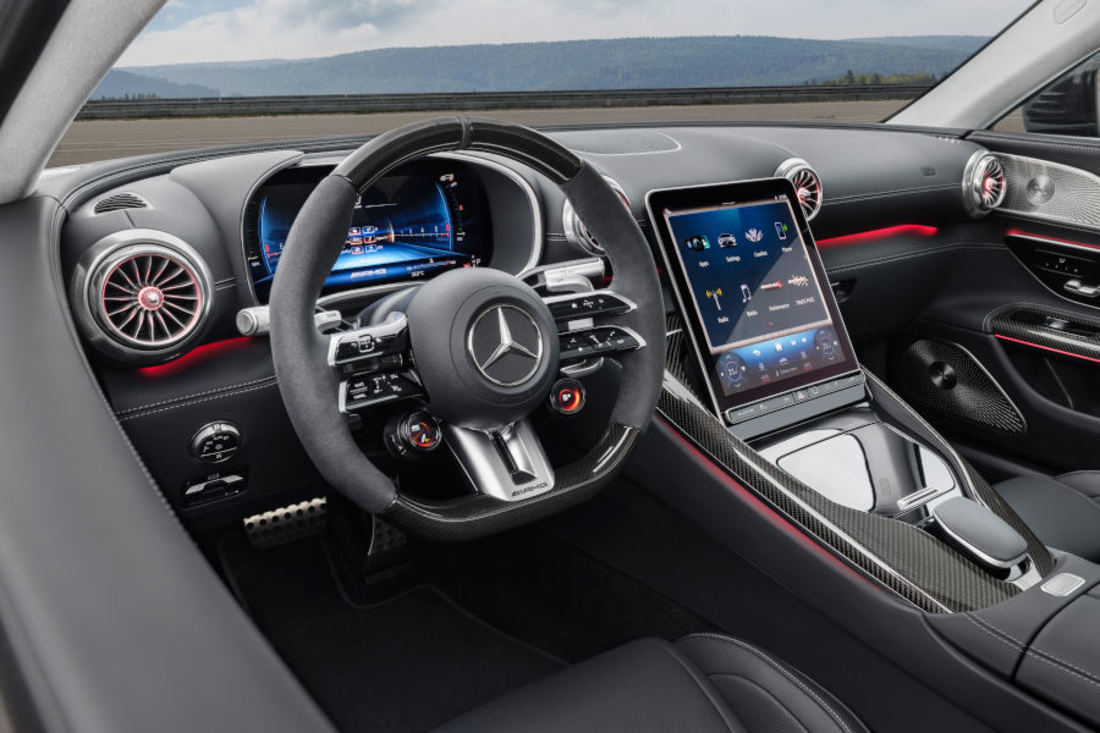 mercedes-amg-gt-2024-interior (4).jpg