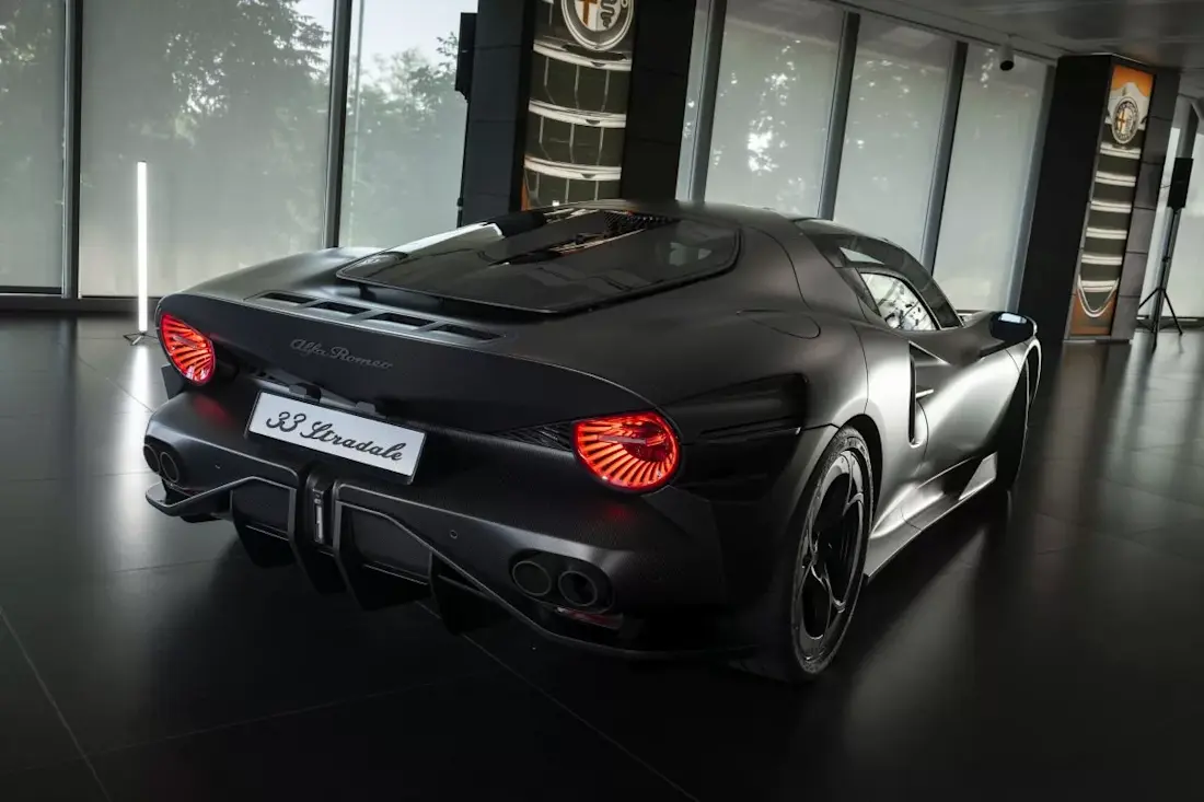 Alfa Romeo 33 Stradale Perla Nera 2026 (6).jpg