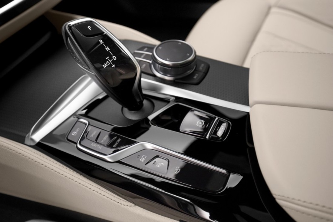 P90389051_highRes_the-new-bmw-530e-xdr (1).jpg