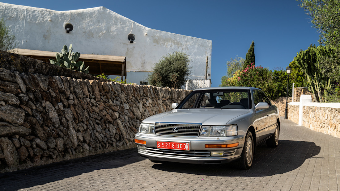 1st_Gen_Lexus_LS_Static_04.jpg