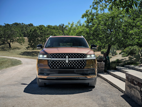 Editorial 2025 lincoln navigator black label sunrise copper 03